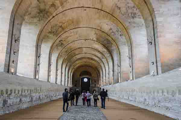 Francia - Chantilly 29 - Grandes Caballerizas y museo del Caballo - interior.jpg